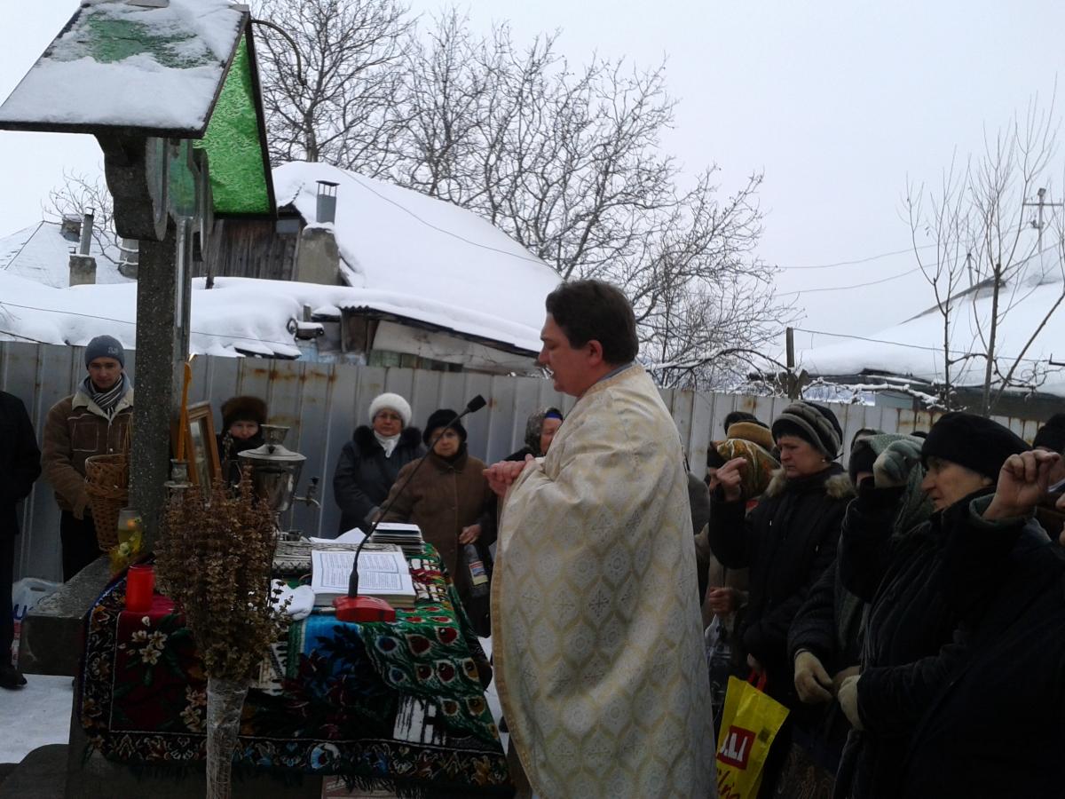 Sfintirea apei la praznicul Botezului Domnului .